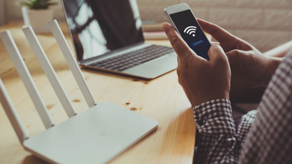 How to Turn Off WiFi Router Remotely From the Phone
